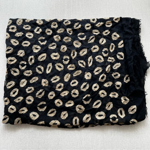 MARC JACOBS Kiss Print Scarf - Picture 3 of 10